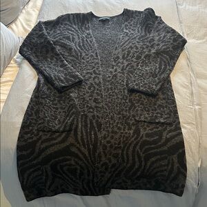 Elegant Black and Gray Patterned Cardigan